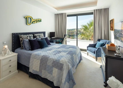 EXCEPCIONAL VILLA MODERNA CON 7 DORMITORIOS Y VISTAS IMPRESIONANTES EN NUEVA ANDALUCÍA