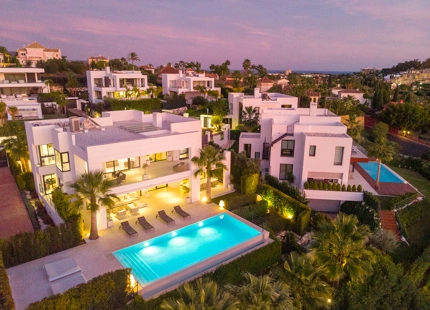 EXCEPCIONAL VILLA MODERNA CON 7 DORMITORIOS Y VISTAS IMPRESIONANTES EN NUEVA ANDALUCÍA