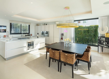 EXCEPCIONAL VILLA MODERNA CON 7 DORMITORIOS Y VISTAS IMPRESIONANTES EN NUEVA ANDALUCÍA