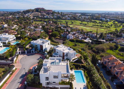 EXCEPCIONAL VILLA MODERNA CON 7 DORMITORIOS Y VISTAS IMPRESIONANTES EN NUEVA ANDALUCÍA