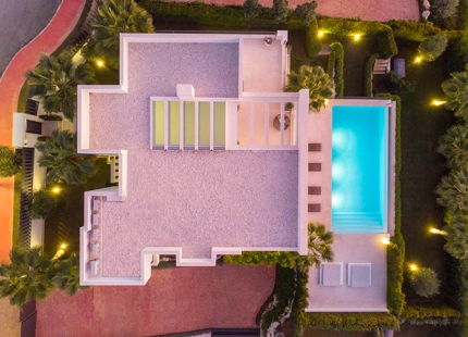 EXCEPCIONAL VILLA MODERNA CON 7 DORMITORIOS Y VISTAS IMPRESIONANTES EN NUEVA ANDALUCÍA