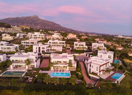EXCEPCIONAL VILLA MODERNA CON 7 DORMITORIOS Y VISTAS IMPRESIONANTES EN NUEVA ANDALUCÍA