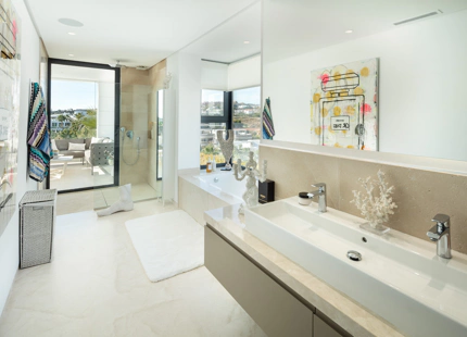 EXCEPCIONAL VILLA MODERNA CON 7 DORMITORIOS Y VISTAS IMPRESIONANTES EN NUEVA ANDALUCÍA