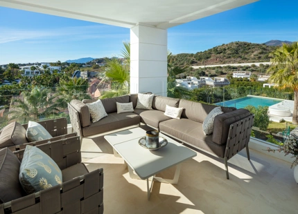 EXCEPCIONAL VILLA MODERNA CON 7 DORMITORIOS Y VISTAS IMPRESIONANTES EN NUEVA ANDALUCÍA