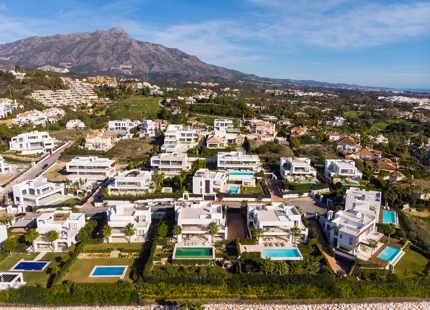 EXCEPCIONAL VILLA MODERNA CON 7 DORMITORIOS Y VISTAS IMPRESIONANTES EN NUEVA ANDALUCÍA