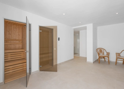 LUJOSA VILLA DE 5 DORMITORIOS CON ÁREA SPA PRIVADA Y JARDÍN EXPANSIVO