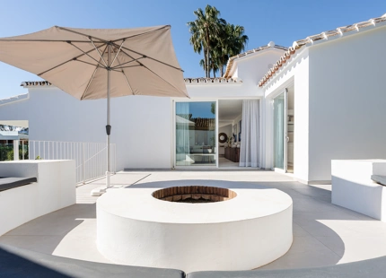 LUJOSA VILLA DE 5 DORMITORIOS CON ÁREA SPA PRIVADA Y JARDÍN EXPANSIVO