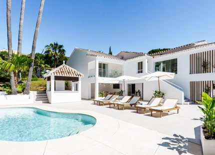 LUJOSA VILLA DE 5 DORMITORIOS CON ÁREA SPA PRIVADA Y JARDÍN EXPANSIVO
