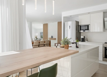 LUJOSA VILLA DE 5 DORMITORIOS CON ÁREA SPA PRIVADA Y JARDÍN EXPANSIVO