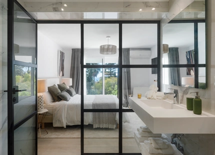 LUJOSA VILLA DE 5 DORMITORIOS CON ÁREA SPA PRIVADA Y JARDÍN EXPANSIVO