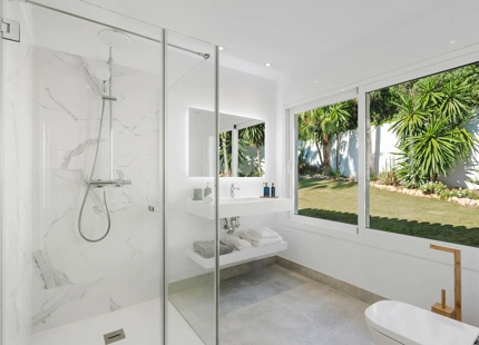 LUJOSA VILLA DE 5 DORMITORIOS CON ÁREA SPA PRIVADA Y JARDÍN EXPANSIVO