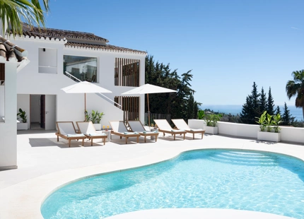 LUJOSA VILLA DE 5 DORMITORIOS CON ÁREA SPA PRIVADA Y JARDÍN EXPANSIVO