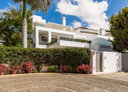 EXQUISITA VILLA DE LUJO DE 4 DORMITORIOS EN VENTA EN PUENTE ROMANO CON AMENIDADES INIGUALABLES