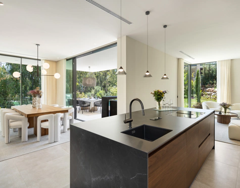 Villa for sale in La Cerquilla, Nueva Andalucia