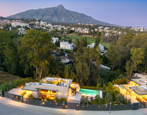 Villa for sale in La Cerquilla, Nueva Andalucia