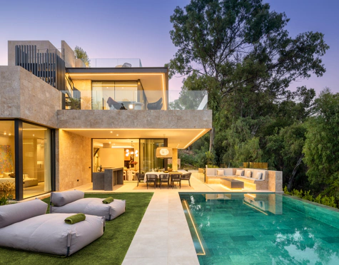 Villa for sale in La Cerquilla, Nueva Andalucia
