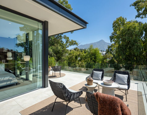 Villa for sale in La Cerquilla, Nueva Andalucia