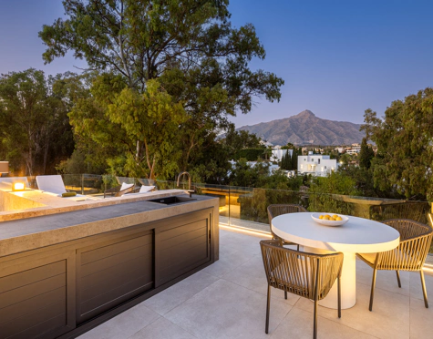 Villa for sale in La Cerquilla, Nueva Andalucia