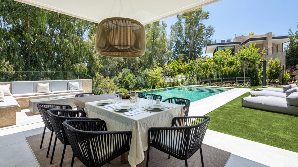 Villa for sale in La Cerquilla, Nueva Andalucia