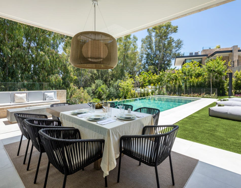 Villa for sale in La Cerquilla, Nueva Andalucia