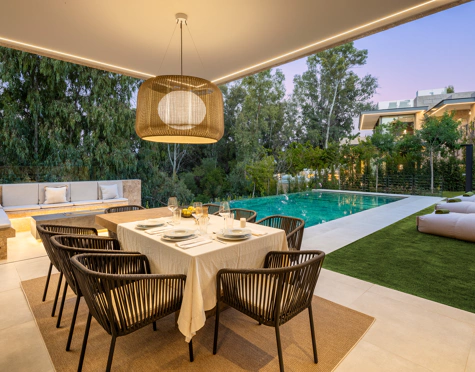 Villa for sale in La Cerquilla, Nueva Andalucia