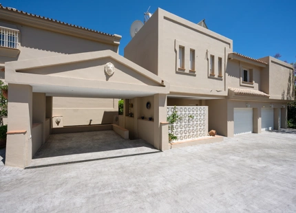 ENCANTADORA VILLA DE 7 DORMITORIOS CON VISTAS IMPRESIONANTES Y AMPLIOS ESPACIOS EN NUEVA ANDALUCÍA