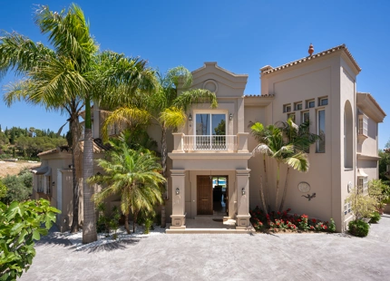 ENCANTADORA VILLA DE 7 DORMITORIOS CON VISTAS IMPRESIONANTES Y AMPLIOS ESPACIOS EN NUEVA ANDALUCÍA