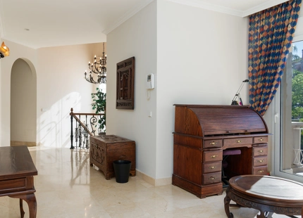 ENCANTADORA VILLA DE 7 DORMITORIOS CON VISTAS IMPRESIONANTES Y AMPLIOS ESPACIOS EN NUEVA ANDALUCÍA