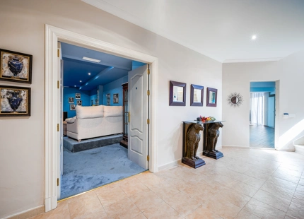 ENCANTADORA VILLA DE 7 DORMITORIOS CON VISTAS IMPRESIONANTES Y AMPLIOS ESPACIOS EN NUEVA ANDALUCÍA