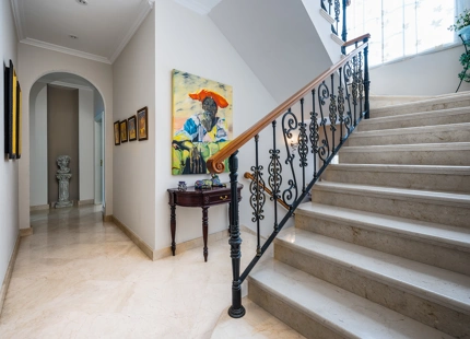 ENCANTADORA VILLA DE 7 DORMITORIOS CON VISTAS IMPRESIONANTES Y AMPLIOS ESPACIOS EN NUEVA ANDALUCÍA