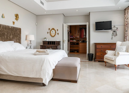 ENCANTADORA VILLA DE 7 DORMITORIOS CON VISTAS IMPRESIONANTES Y AMPLIOS ESPACIOS EN NUEVA ANDALUCÍA