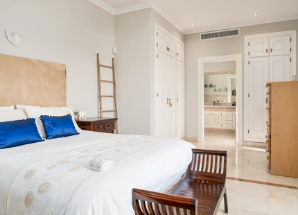 ENCANTADORA VILLA DE 7 DORMITORIOS CON VISTAS IMPRESIONANTES Y AMPLIOS ESPACIOS EN NUEVA ANDALUCÍA