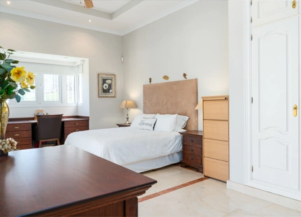 ENCANTADORA VILLA DE 7 DORMITORIOS CON VISTAS IMPRESIONANTES Y AMPLIOS ESPACIOS EN NUEVA ANDALUCÍA