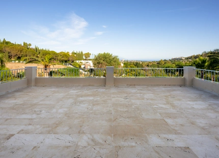 ENCANTADORA VILLA DE 7 DORMITORIOS CON VISTAS IMPRESIONANTES Y AMPLIOS ESPACIOS EN NUEVA ANDALUCÍA
