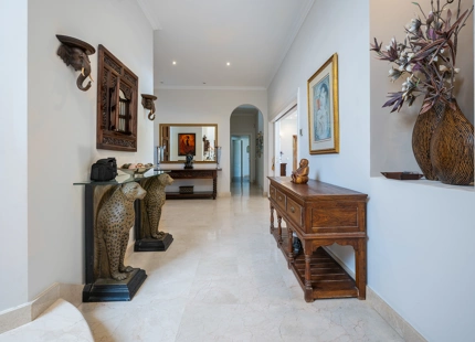 ENCANTADORA VILLA DE 7 DORMITORIOS CON VISTAS IMPRESIONANTES Y AMPLIOS ESPACIOS EN NUEVA ANDALUCÍA