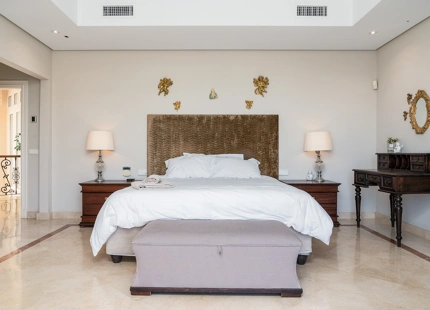 ENCANTADORA VILLA DE 7 DORMITORIOS CON VISTAS IMPRESIONANTES Y AMPLIOS ESPACIOS EN NUEVA ANDALUCÍA