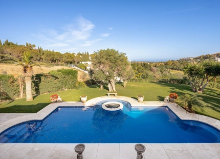 ENCANTADORA VILLA DE 7 DORMITORIOS CON VISTAS IMPRESIONANTES Y AMPLIOS ESPACIOS EN NUEVA ANDALUCÍA