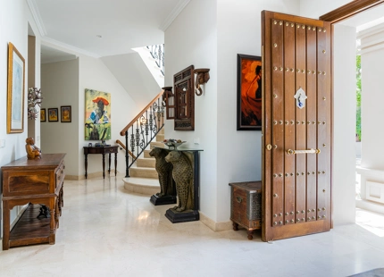 ENCANTADORA VILLA DE 7 DORMITORIOS CON VISTAS IMPRESIONANTES Y AMPLIOS ESPACIOS EN NUEVA ANDALUCÍA