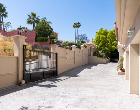Villa for sale in Nueva Andalucia, Marbella