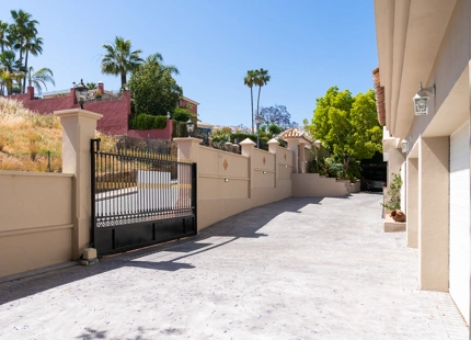 ENCANTADORA VILLA DE 7 DORMITORIOS CON VISTAS IMPRESIONANTES Y AMPLIOS ESPACIOS EN NUEVA ANDALUCÍA