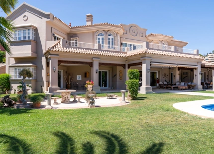 ENCANTADORA VILLA DE 7 DORMITORIOS CON VISTAS IMPRESIONANTES Y AMPLIOS ESPACIOS EN NUEVA ANDALUCÍA