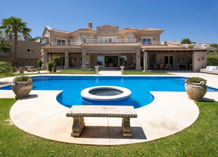 ENCANTADORA VILLA DE 7 DORMITORIOS CON VISTAS IMPRESIONANTES Y AMPLIOS ESPACIOS EN NUEVA ANDALUCÍA