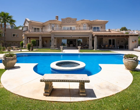ENCANTADORA VILLA DE 7 DORMITORIOS CON VISTAS IMPRESIONANTES Y AMPLIOS ESPACIOS EN NUEVA ANDALUCÍA