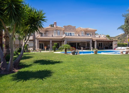 ENCANTADORA VILLA DE 7 DORMITORIOS CON VISTAS IMPRESIONANTES Y AMPLIOS ESPACIOS EN NUEVA ANDALUCÍA