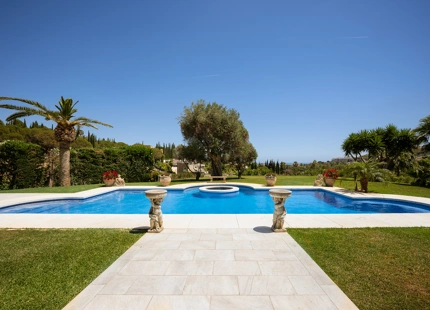 ENCANTADORA VILLA DE 7 DORMITORIOS CON VISTAS IMPRESIONANTES Y AMPLIOS ESPACIOS EN NUEVA ANDALUCÍA