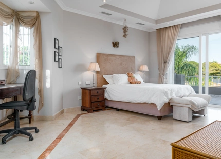 ENCANTADORA VILLA DE 7 DORMITORIOS CON VISTAS IMPRESIONANTES Y AMPLIOS ESPACIOS EN NUEVA ANDALUCÍA
