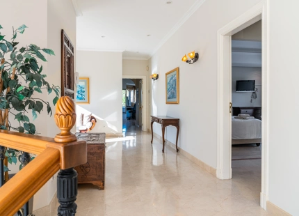 ENCANTADORA VILLA DE 7 DORMITORIOS CON VISTAS IMPRESIONANTES Y AMPLIOS ESPACIOS EN NUEVA ANDALUCÍA