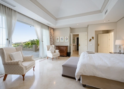 ENCANTADORA VILLA DE 7 DORMITORIOS CON VISTAS IMPRESIONANTES Y AMPLIOS ESPACIOS EN NUEVA ANDALUCÍA