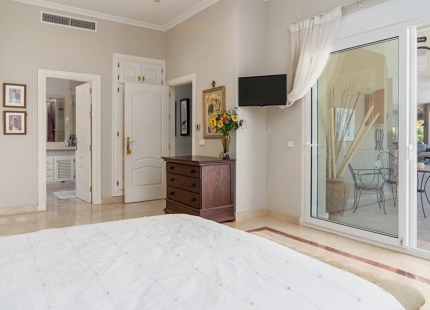 ENCANTADORA VILLA DE 7 DORMITORIOS CON VISTAS IMPRESIONANTES Y AMPLIOS ESPACIOS EN NUEVA ANDALUCÍA