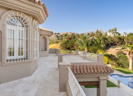 ENCANTADORA VILLA DE 7 DORMITORIOS CON VISTAS IMPRESIONANTES Y AMPLIOS ESPACIOS EN NUEVA ANDALUCÍA